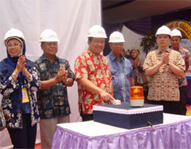 Siren's pressing by Mr. Drs. H. Suyoto, MSi Regent of Bojonegoro (center) accompanied by (left to right) Ms. Amuringtyas E.S.H President Director of PT. Andalan Mandiri Raya, Mr. H. Amari Owner of Aston Bojonegoro City Hotel and Mr. Lukas K. Samali VP of Human Resources Development of Aston International (far right)